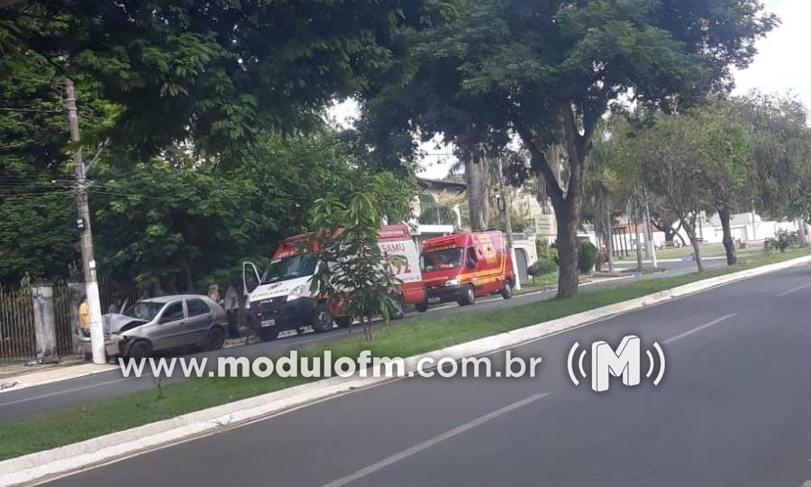 Imagem 3 do post Mulher passa mal e bate carro em poste