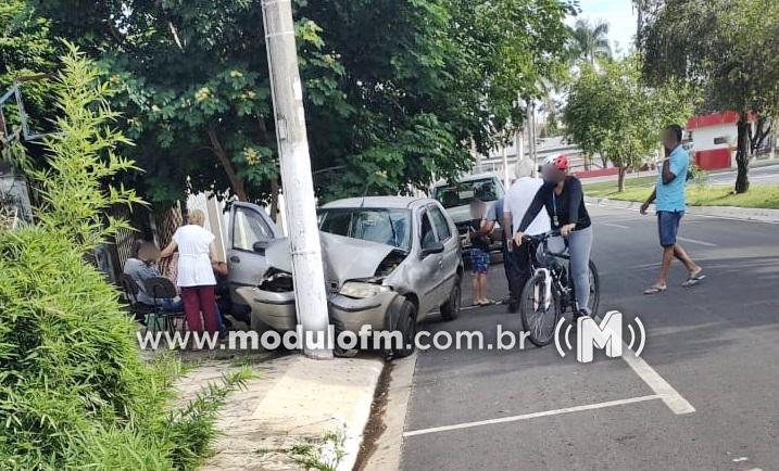 Mulher passa mal e bate carro em poste