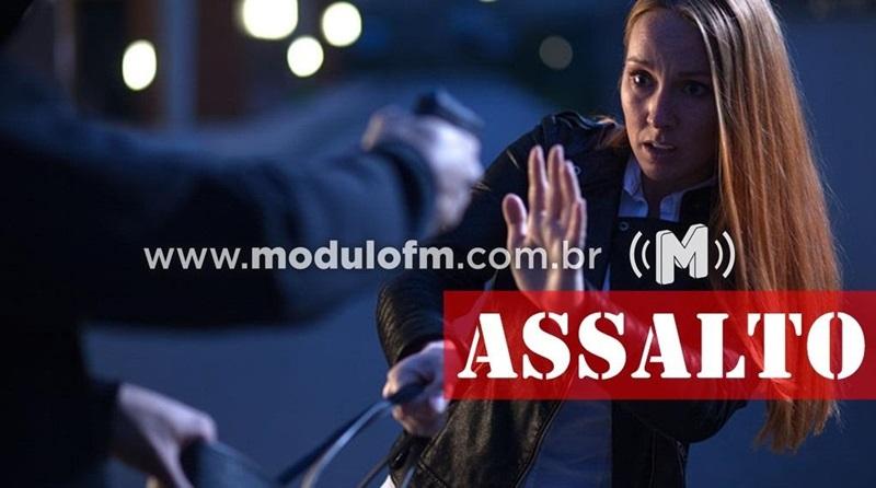 Mulher tem celular tomado por criminoso enquanto aguardava coletivo