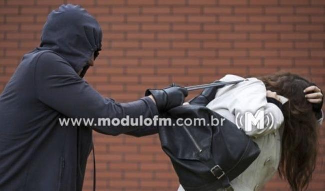 Mulher tem celular tomado por criminoso enquanto caminhava