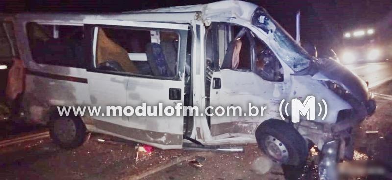 Peça de caminhão se solta e causa acidente com...