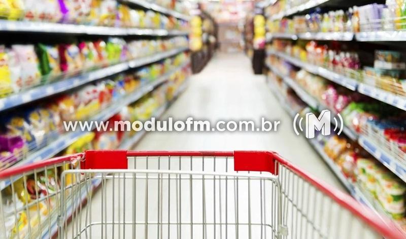 Polícia procura mulher suspeita de furtar mercadorias em supermercado