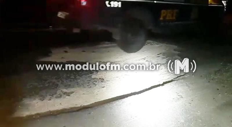 Polícia Rodoviária Federal alerta sobre buraco na BR-365 próximo...