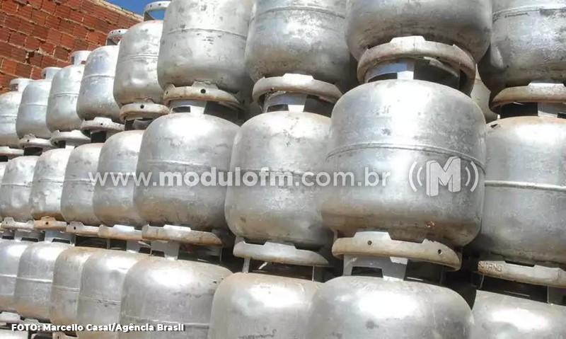 Preço do gás de cozinha tem redução de R$...