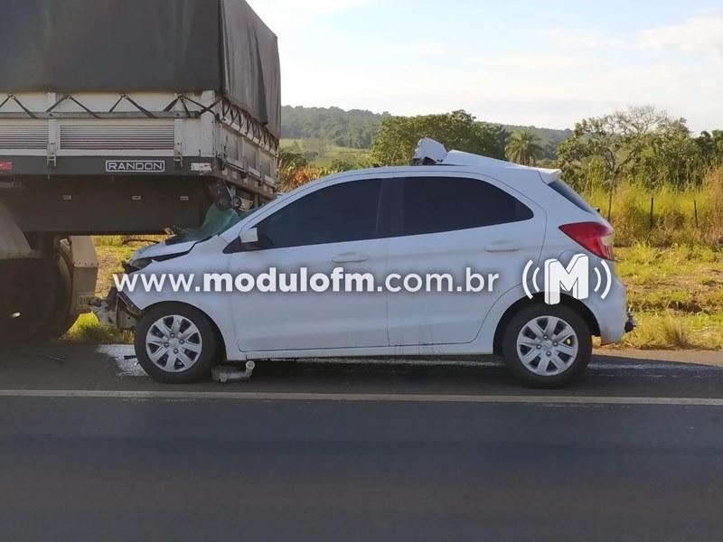 Imagem 3 do post Veículo bate na traseira de carreta e passageira morre na BR-365