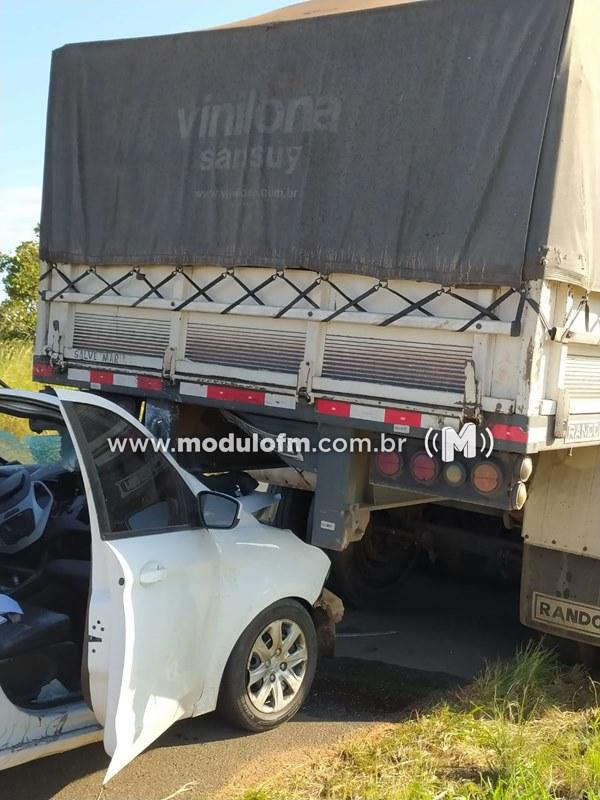 Imagem 2 do post Veículo bate na traseira de carreta e passageira morre na BR-365