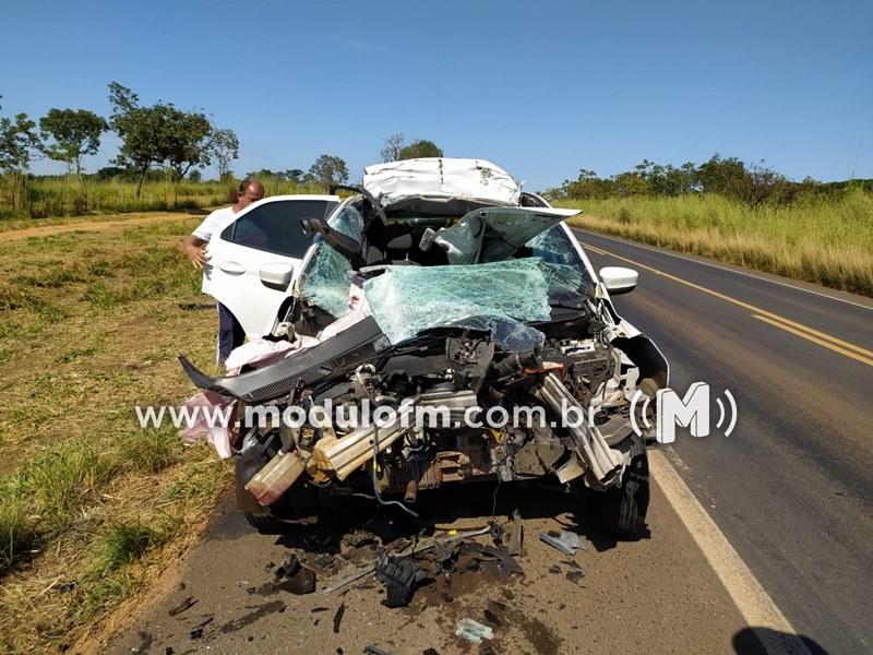 Imagem 5 do post Veículo bate na traseira de carreta e passageira morre na BR-365
