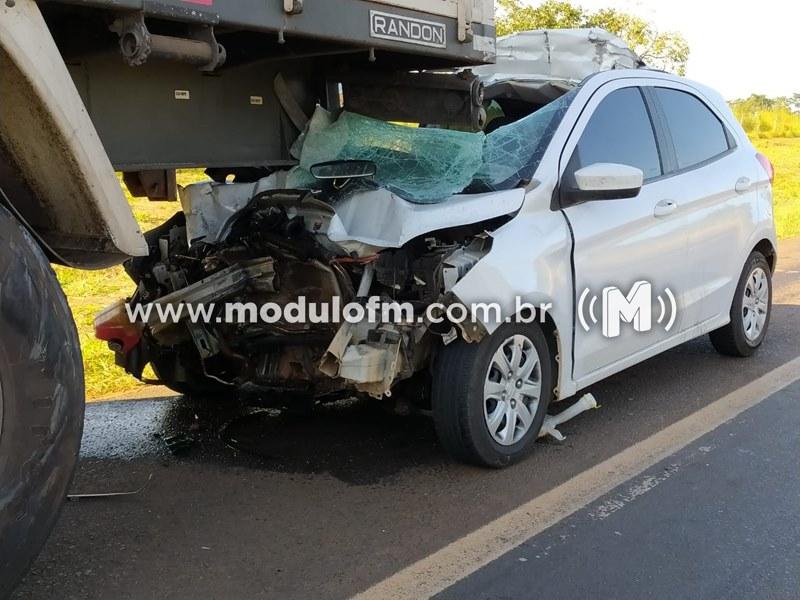 Imagem 4 do post Veículo bate na traseira de carreta e passageira morre na BR-365