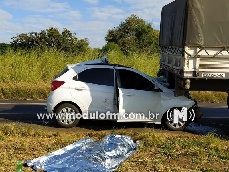 Imagem 1 do post Veículo bate na traseira de carreta e passageira morre na BR-365