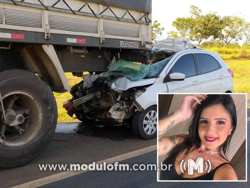 Veículo bate na traseira de carreta e passageira morre...