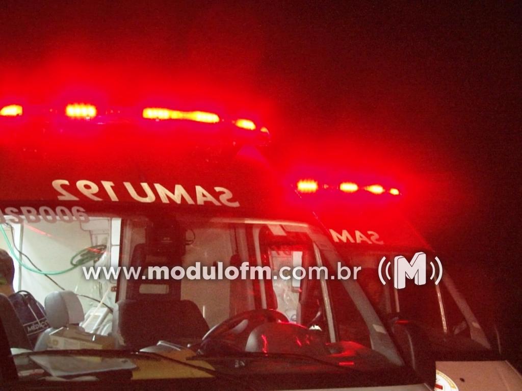 Adolescente sofre queda após tentar pegar “rabeira” em caminhão