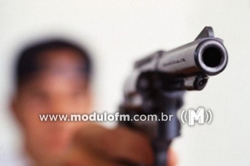 Bandido usando moto sem placa assalta e agride homem...
