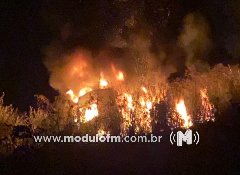 Imagem 1 do post Carreta bitren pega fogo na BR-365