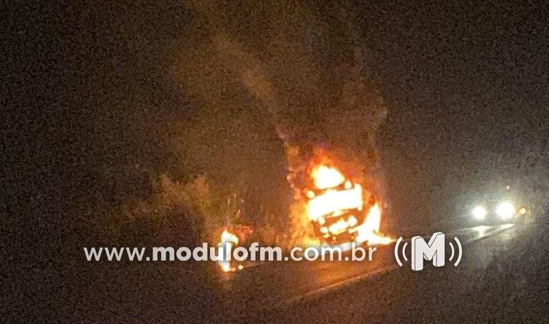 Carreta bitren pega fogo na BR-365