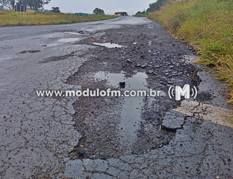 Imagem 5 do post Carreta tomba após motorista desviar de buraco na BR-365