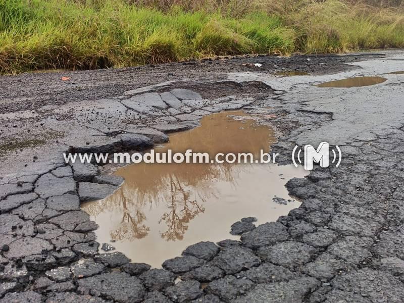 Imagem 4 do post Carreta tomba após motorista desviar de buraco na BR-365