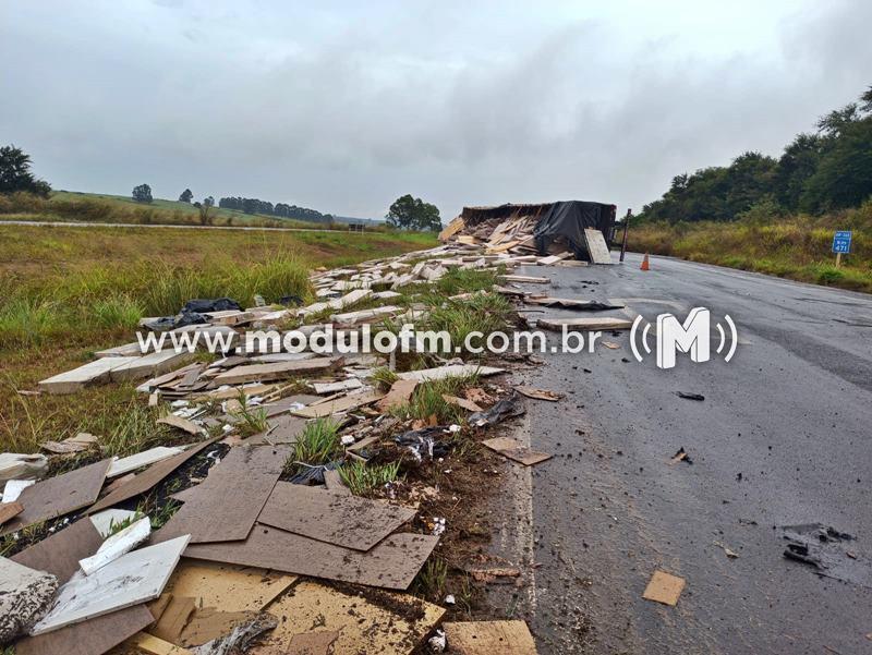 Imagem 2 do post Carreta tomba após motorista desviar de buraco na BR-365