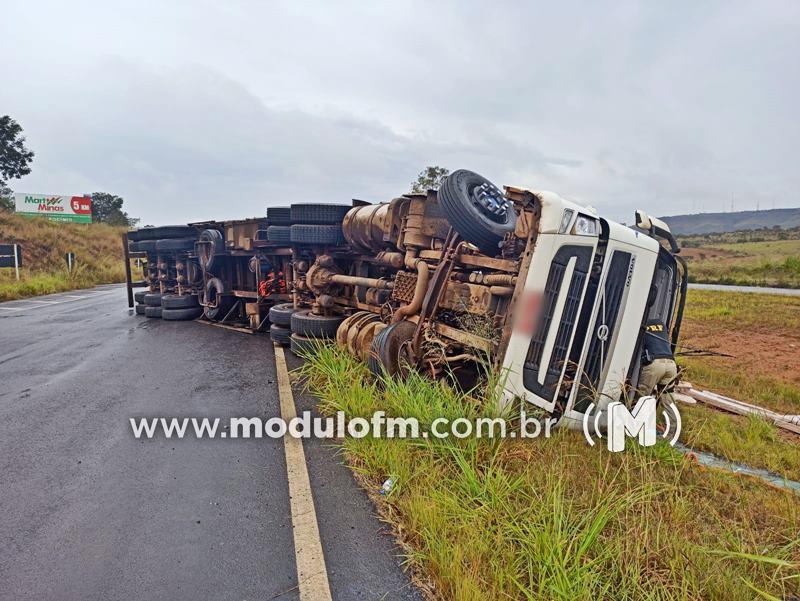 Imagem 1 do post Carreta tomba após motorista desviar de buraco na BR-365