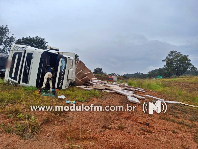 Imagem 3 do post Carreta tomba após motorista desviar de buraco na BR-365