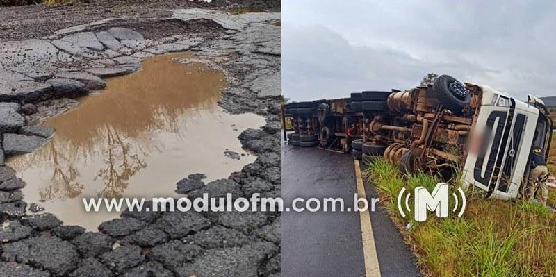 Carreta tomba após motorista desviar de buraco na BR-365