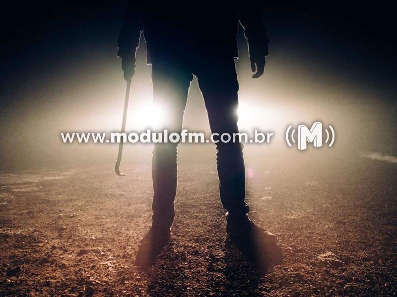 Criminosos invadem fazenda, matam porco e furtam a carne...