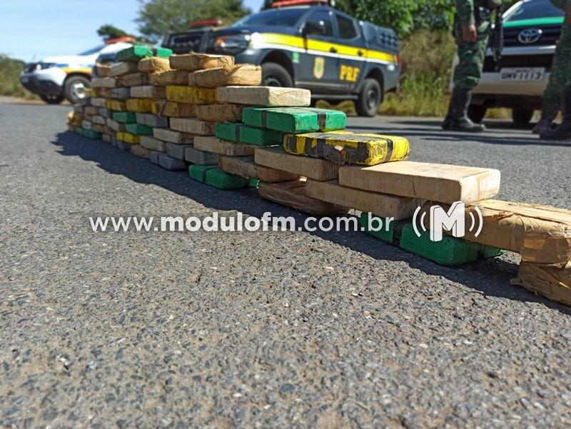 Imagem 1 do post Em ação integrada, PMMG, PRF e Comando de Policiamento Especializado (CPE) de Goiás apreendem mais de 60 kg de pasta base de cocaína na BR-365
