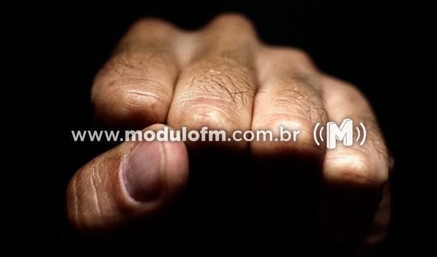 Jovem é espancado pelo próprio irmão após surto