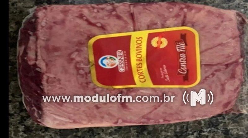 Ladrão de contrafilé é flagrado por funcionários de supermercado...
