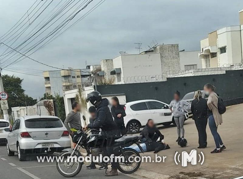 Motociclista fica ferida após colisão com veículo