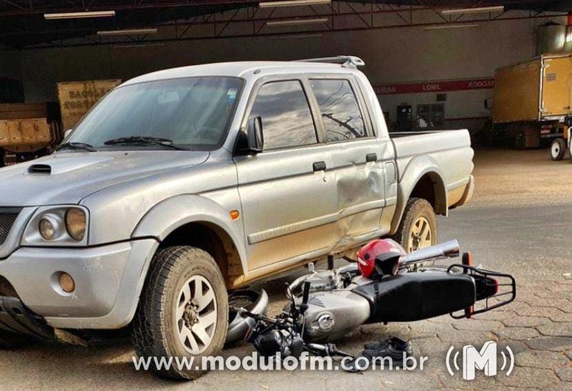 Motociclista fica ferido após colisão entre caminhonete e moto