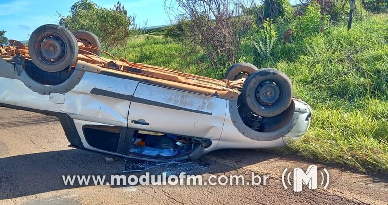 Imagem 1 do post Motorista perde controle, capota carro e sai ileso na MG-188