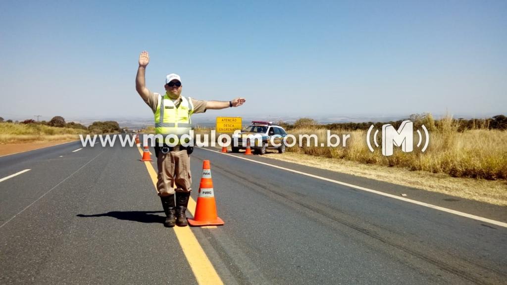 Motorista supostamente embriagado é flagrado andando em zigue-zague na...