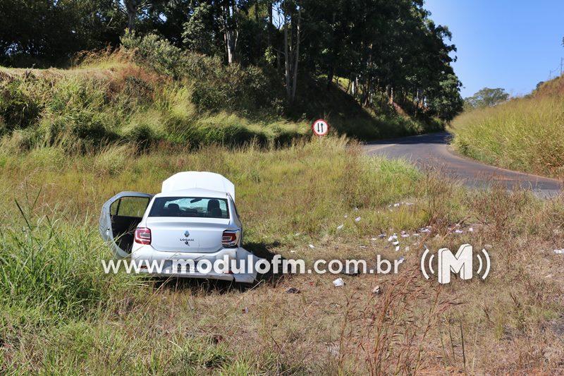 Imagem 1 do post Pastor capota carro com família ao cair em buraco na BR-365