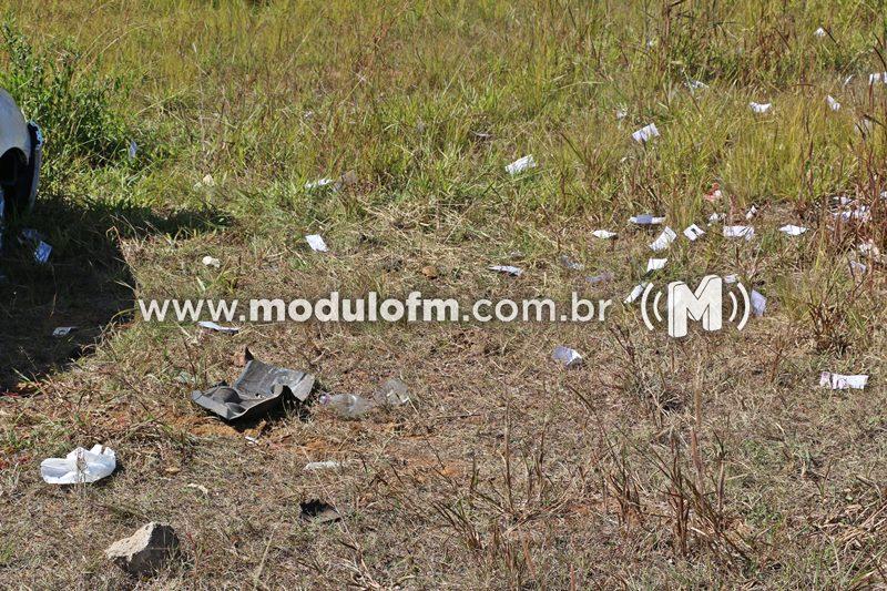 Imagem 6 do post Pastor capota carro com família ao cair em buraco na BR-365