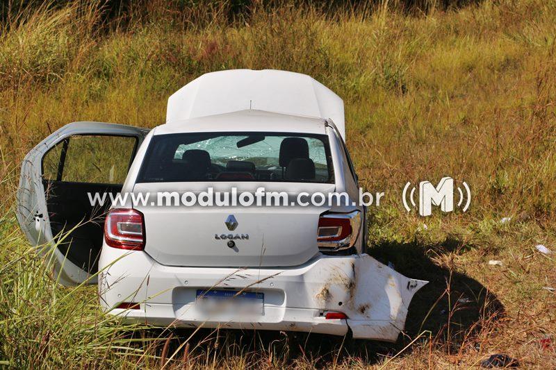 Imagem 2 do post Pastor capota carro com família ao cair em buraco na BR-365