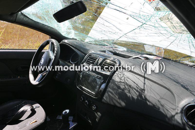 Imagem 4 do post Pastor capota carro com família ao cair em buraco na BR-365