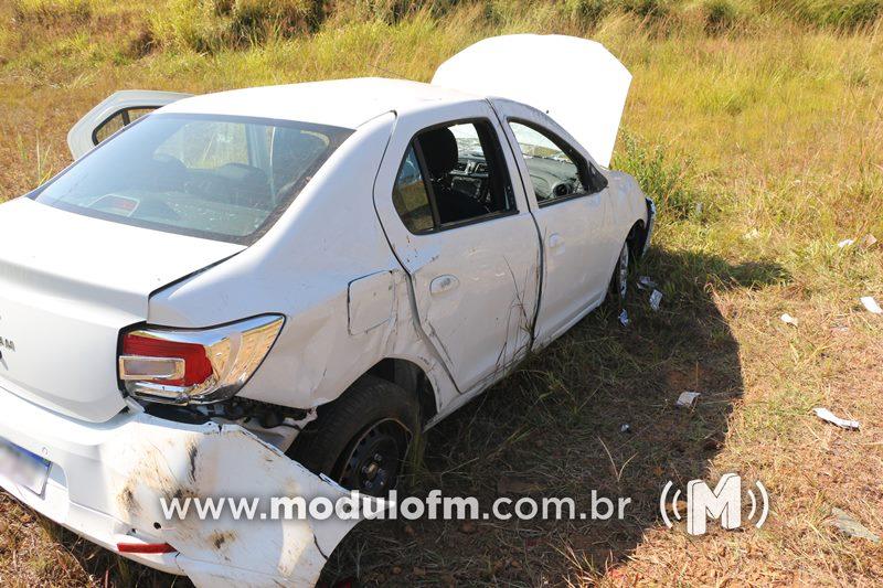 Imagem 3 do post Pastor capota carro com família ao cair em buraco na BR-365