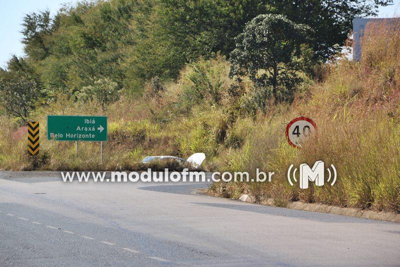 Imagem 7 do post Pastor capota carro com família ao cair em buraco na BR-365