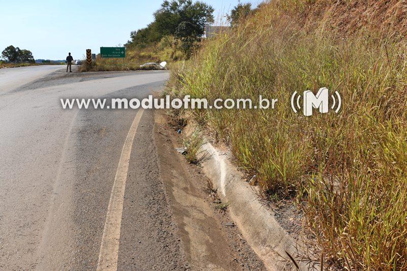 Imagem 8 do post Pastor capota carro com família ao cair em buraco na BR-365