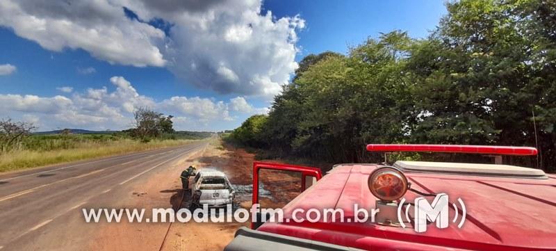 Imagem 1 do post Picape Fiat Toro fica destruída após pegar fogo na BR-365