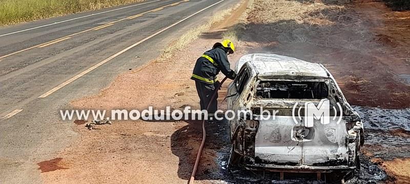 Picape Fiat Toro fica destruída após pegar fogo na...