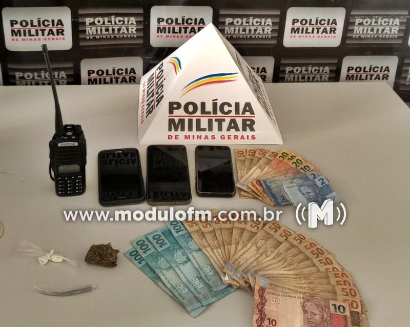 PM flagra adolescentes com drogas em porta de escola