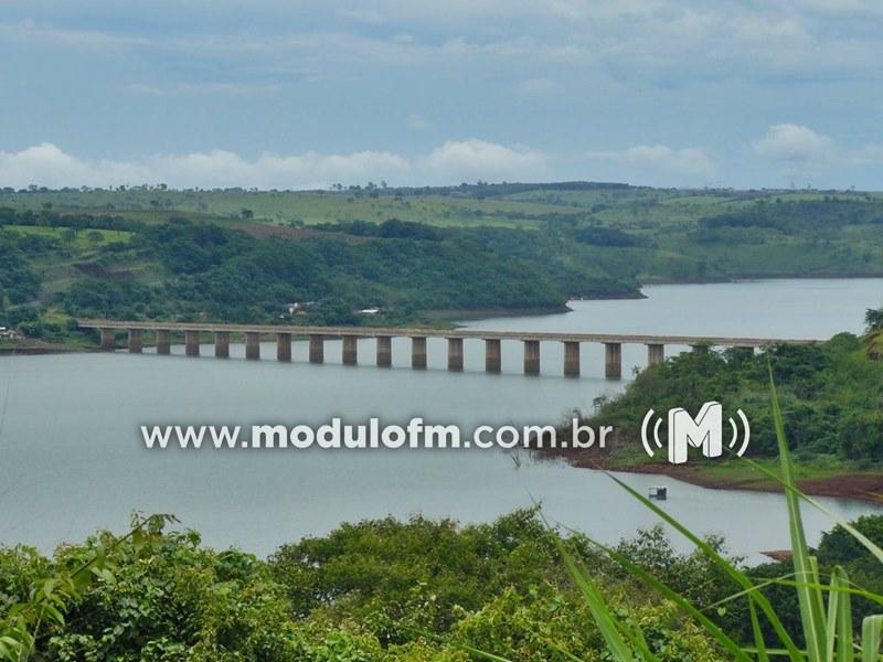 Ranchos às margens da represa de Nova Ponte são...