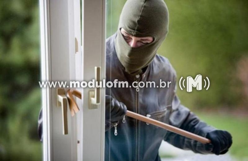Residência é invadida e televisão é furtada no bairro...