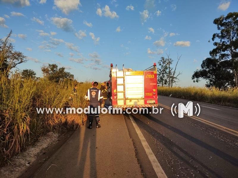 Imagem 1 do post Veículo invade pista contrária, bate em carreta, capota e motorista fica gravemente ferido na BR-365