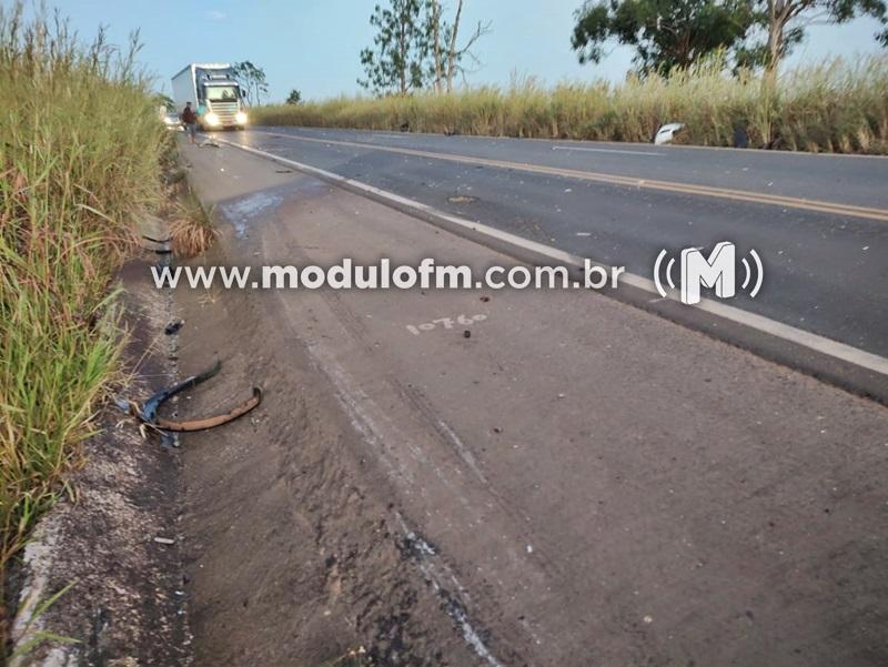 Imagem 4 do post Veículo invade pista contrária, bate em carreta, capota e motorista fica gravemente ferido na BR-365