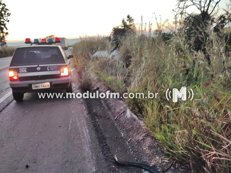 Imagem 2 do post Veículo invade pista contrária, bate em carreta, capota e motorista fica gravemente ferido na BR-365