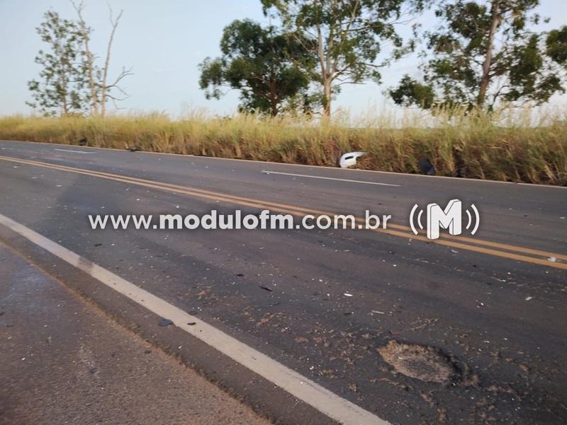 Imagem 3 do post Veículo invade pista contrária, bate em carreta, capota e motorista fica gravemente ferido na BR-365