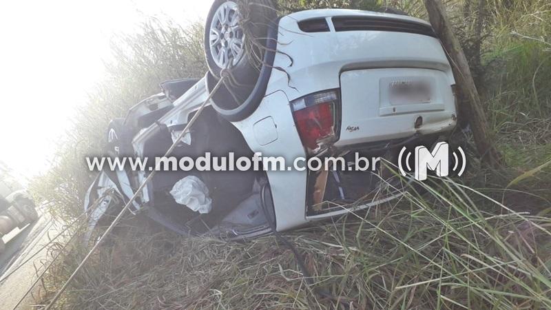 Imagem 5 do post Veículo invade pista contrária, bate em carreta, capota e motorista fica gravemente ferido na BR-365