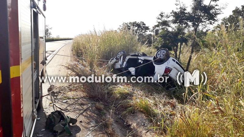 Imagem 6 do post Veículo invade pista contrária, bate em carreta, capota e motorista fica gravemente ferido na BR-365